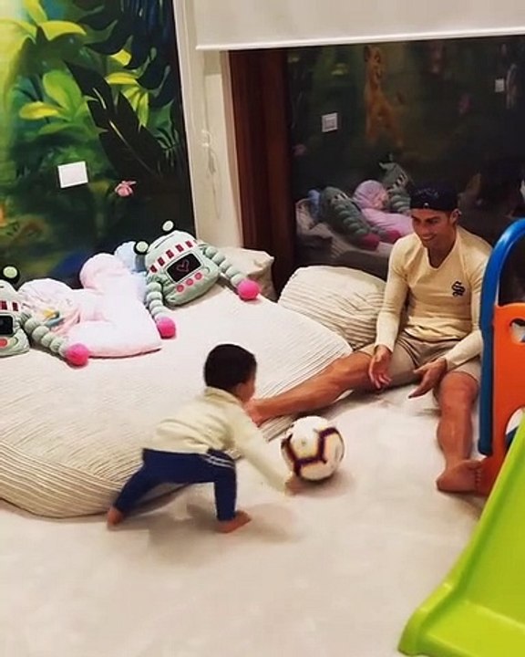 Cristiano Ronaldo in versione papÃ  per il suo compleanno
