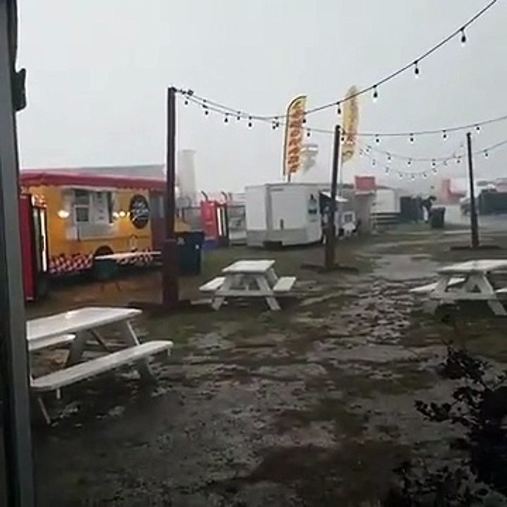 MotoGp - Incredibile tempesta sul circuito di Austin: i tifosi si mettono al riparo