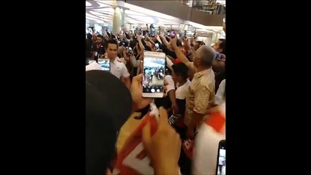 MotoGp - Marquez osannato a Bandung: urla, applausi e cori da stadio per Marc in Indonesia