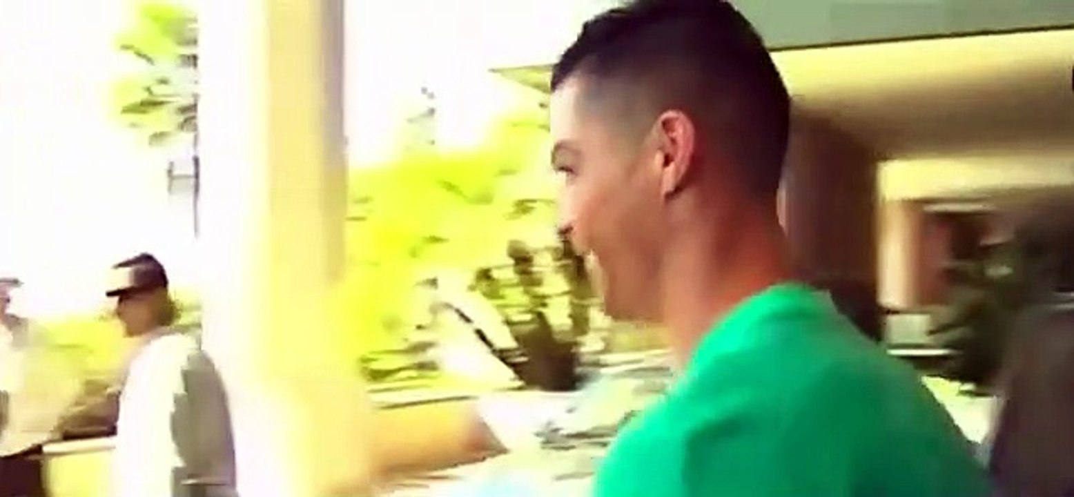 Cristiano Ronaldo, l'autografo sulla maglietta del Real Madrid