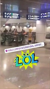 MotoGp - Valentino Rossi 'scappa' dai fan in aeroporto: lo scatto del Dottore per non tardare in ascensore
