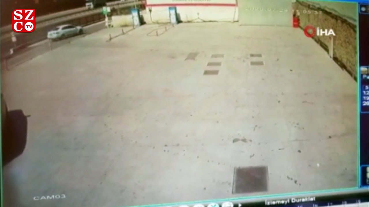Kocaeli’de bor madeni yüklü tırın devrilme anı kamerada