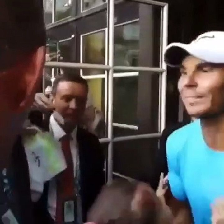 Roland Garros - Quanto affetto per Nadal: la piccola fan lo abbraccia e non vuole... staccarsi dal suo idolo
