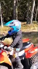 Domenica a motori per la famiglia Raikkonen: anche la piccola Rianna impara a guidare, che tenerezza sul quad
