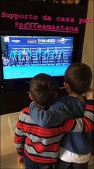 Tirreno-Adriatico: quanta dolcezza in casa Scarponi, Giacomo e Tommaso abbracciati fanno il tifo per l'Astana