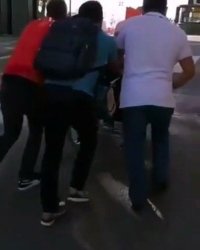 Formula 1 - Il bellissimo gesto di Sebastian Vettel: scende dalla sua auto per aiutare un uomo in carrozzina in difficoltÃ 