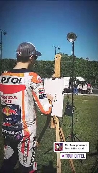 MotoGp - Jorge Lorenzo pittore sotto la Tour Eiffel in vista del Gp di Francia