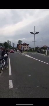Follia al Giro d'Italia: spettatore mette in pericolo i ciclisti