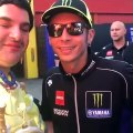 MotoGp - Trombetta e abito da donna: Valentino Rossi se la ride con un bizzarro tifoso al Mugello