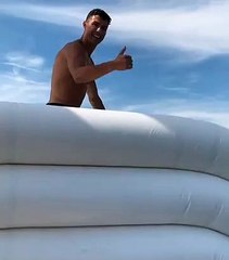 Cristiano Ronaldo se la spassa in vacanza al mare: il tuffo dallo scivolo gonfiabile Ã¨ da urlo