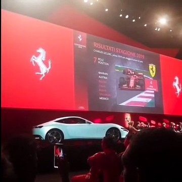 Risate e applausi a Maranello: Leclerc sognatore e Vettel esilarante