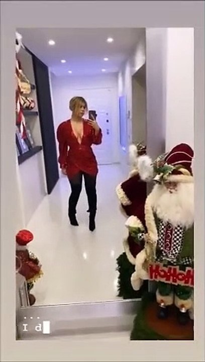 Wanda Nara bollente nel look natalizio: la scollatura Ã¨ vertiginosa
