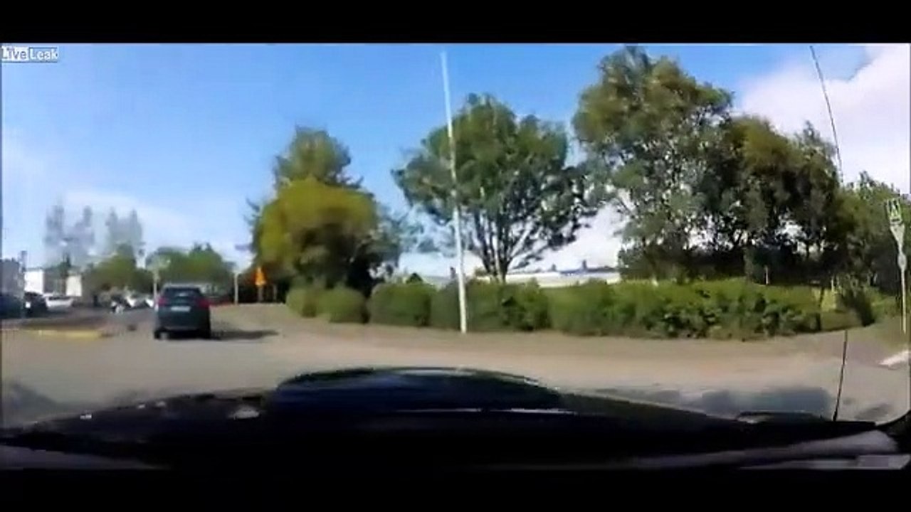 Ciclista sorprende automobilista: la bici spunta dal nulla e piomba a tutta forza sulla vettura