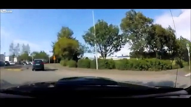 Ciclista sorprende automobilista: la bici spunta dal nulla e piomba a tutta forza sulla vettura