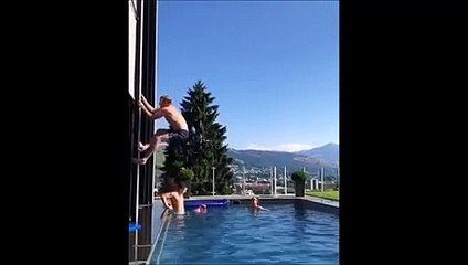 Formula 1 - Kimi Raikkonen spericolato in piscina: tuffi folli per il finlandese