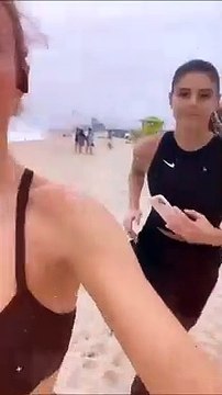 Corsetta hot per Diletta Leotta: l'allenamento al mare Ã¨ sexy