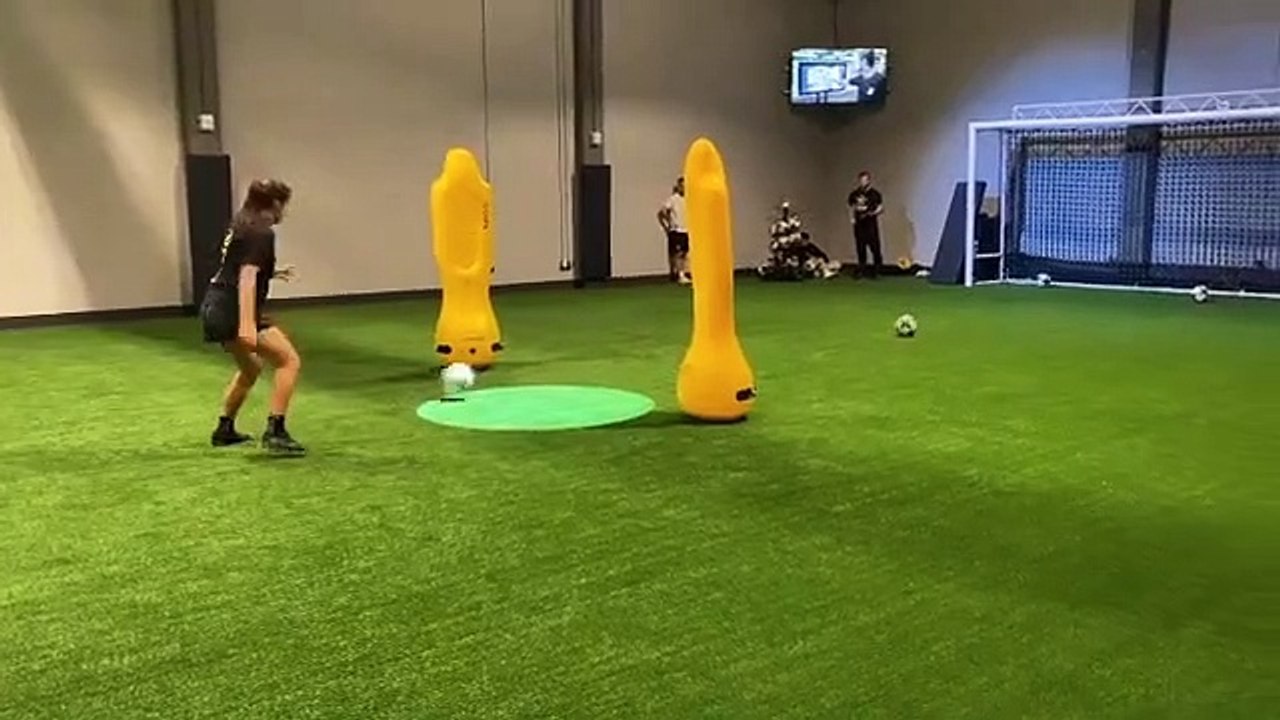 Alex Morgan inarrestabile: allenamento di precisione col pancione per la calciatrice statunitense