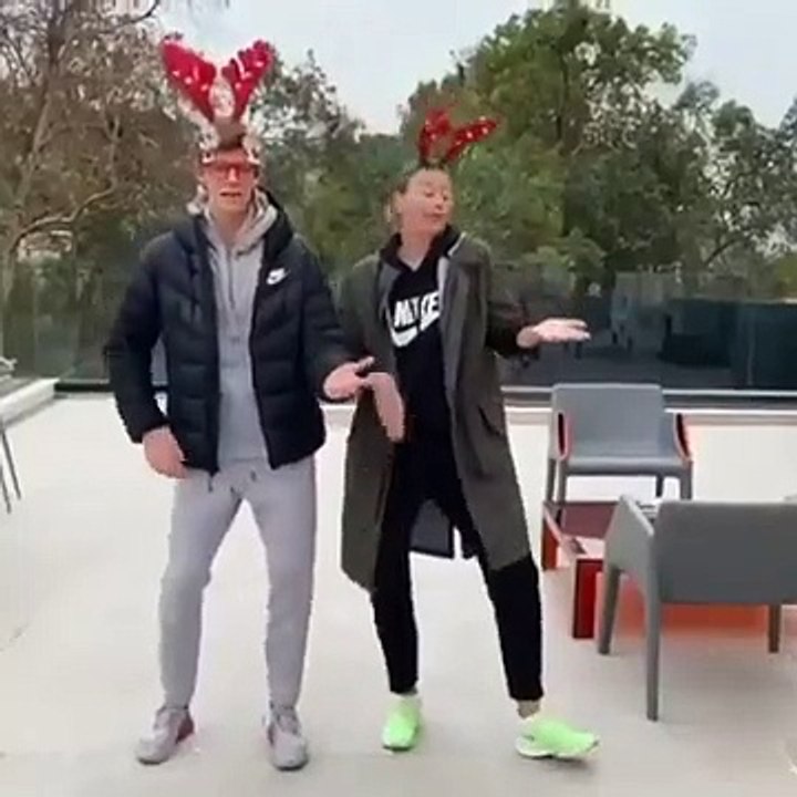 Jannik Sinner e Maria Sharapova sono stati i protagonisti di un balletto natalizio niente male