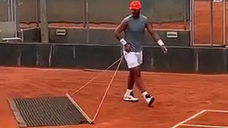 Ecco cosa vuol dire avere la stoffa del campione: Nadal pulisce il campo sa gioco