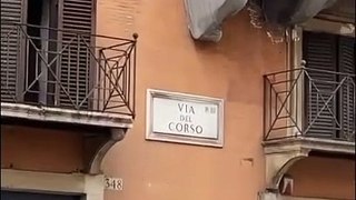 Totti e Ilary passeggiano nel centro di Roma con le mascherine: i fan non se ne accorgono!