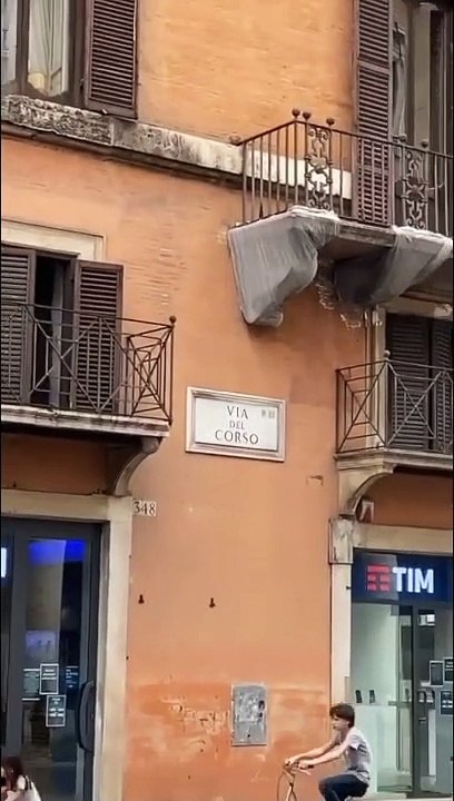 Totti e Ilary passeggiano nel centro di Roma con le mascherine: i fan non se ne accorgono!