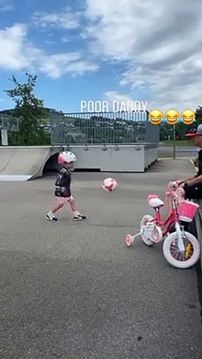 F1 - Raikkonen gioca a calcio con la figlia: la pallonata arriva nelle parti basse!