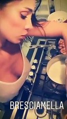 Belen Rodriguez Ã¨ hot anche in cucina, la showgirl sexy ai fornelli