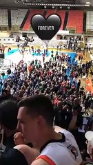 Tifosi e giocatori uniti nell'ultimo abbraccio: cuore Viola a Reggio Calabria