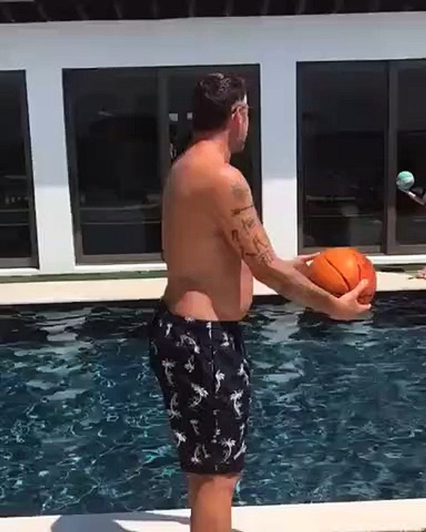 Bobo Vieri scatenato in piscina