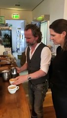 L’élève surpasse son maitre: elle lui montre comment présenter un cappuccino