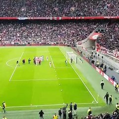 I giocatori dell'Ajax sotto la curva