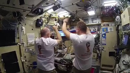 Скачать видео: Stazione Spaziale: i cosmonauti russi festeggiano la vittoria della Russia sulla Spagna ai Mondiali 2018