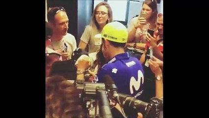 Prima le lacrime poi il bacio: Valentino Rossi e l'incontro con la fan DesireÃ¨