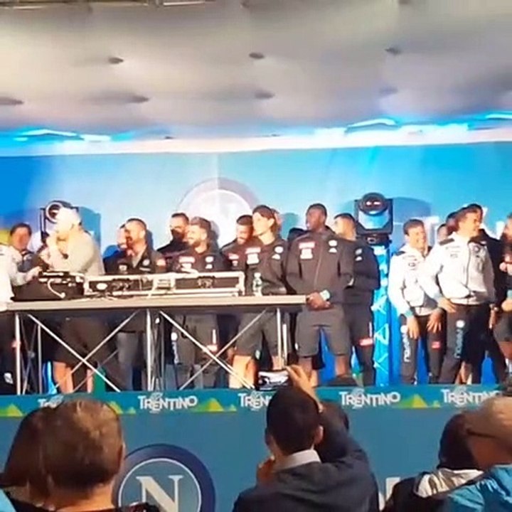 Ancelotti si scatena sul palco di Dimaro e canta 'I Migliori anni della nostra vita'