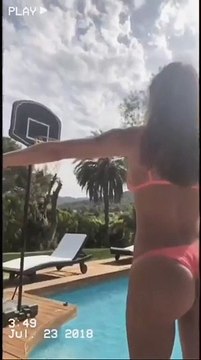 Belen perfetta ad Ibiza, la Rodriguez balla sexy a bordo piscina