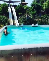 Balotelli rischia l'infortunio con il tuffo in piscina