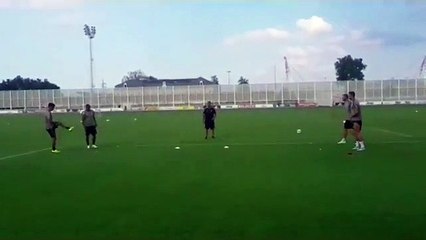 Cristiano Ronaldo svirgola a calcio-tennis, l'ironia dei compagni dilaga