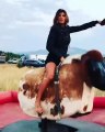 Elisabetta Canalis cavalca il toro meccanico