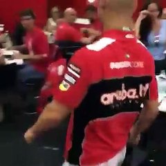 Superbike - Marco Melandri esilarante a Portimao: la sfilata sui tacchi Ã¨ tutta da ridere