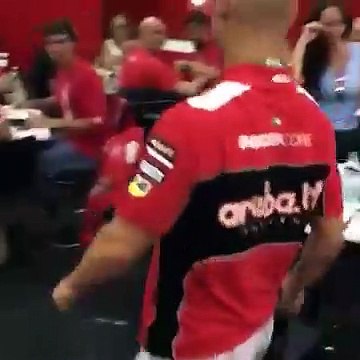 Superbike - Marco Melandri esilarante a Portimao: la sfilata sui tacchi Ã¨ tutta da ridere