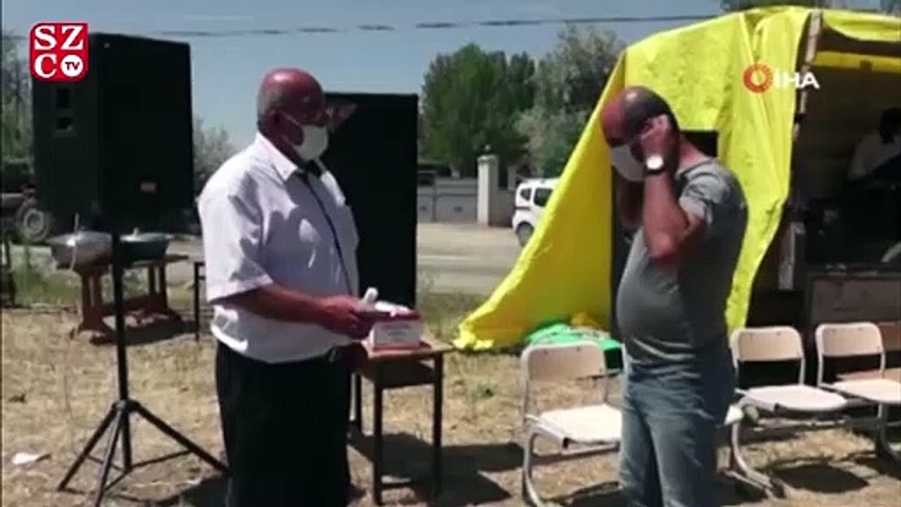 Düğünde sosyal mesafeli halay