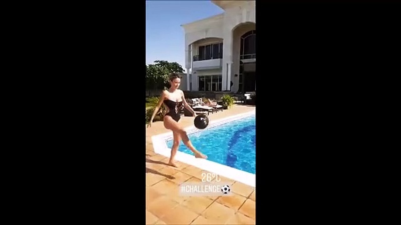 Diletta Leotta sexy palleggiatrice a bordo piscina a Dubai