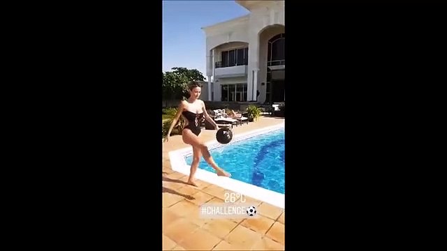 Diletta Leotta sexy palleggiatrice a bordo piscina a Dubai