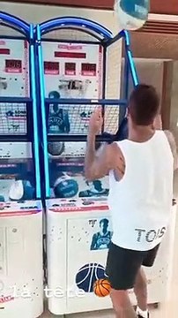 Neymar palleggia con un pallone da basket
