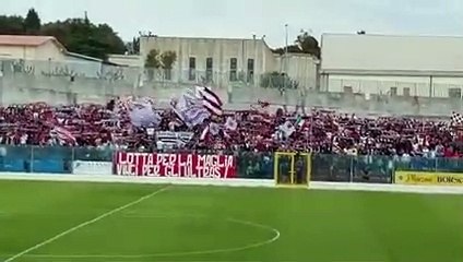 Descargar video: Reggina, esplode la festa playoff: lo spettacolo dei 2000 tifosi amaranto a Vibo Valentia