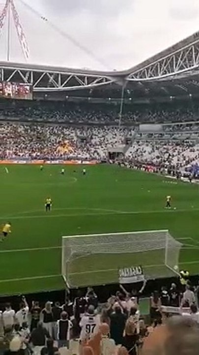 La Curva Sud della Juventus accoglie i giocatori
