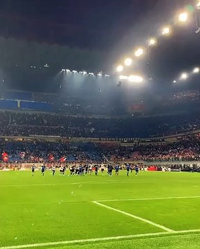 Milan-Inter, la festa dei nerazzurri sotto la curva