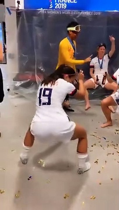 Mondiale femminine, la festa nello spogliatoio degli USA Ã¨ hot