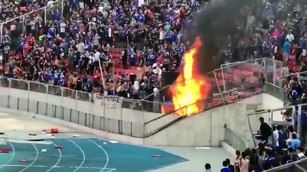 Seggiolini in fiamme durante Universidad de Chile-Internacional