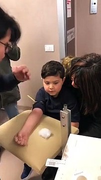 Bambino terrorizzato dal prelievo grida Juve merda!